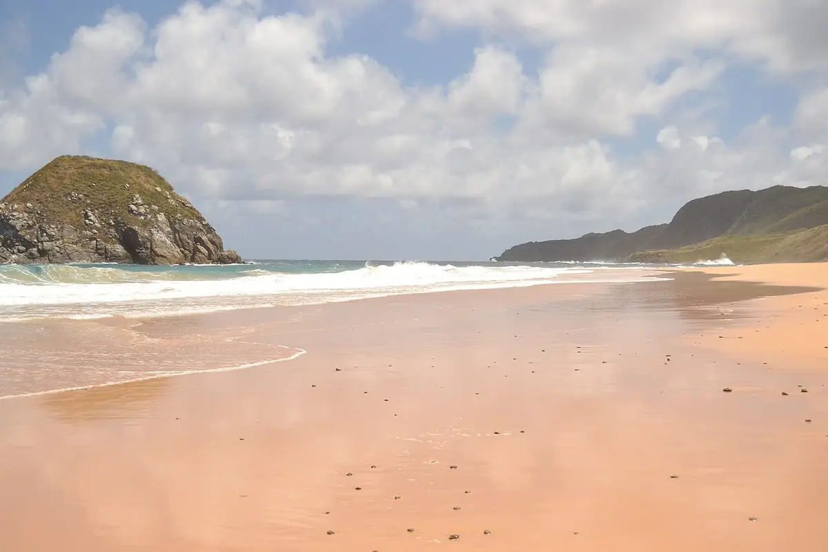 Praia em Fernando de Noronha (PE)