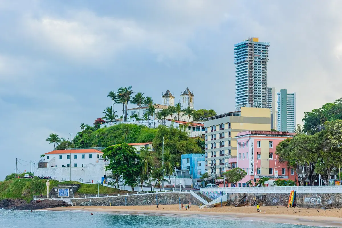 Praia do Porto da Barra, em Salvador (BA)